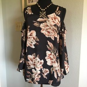 Flattering top by Signature Studio 🌺